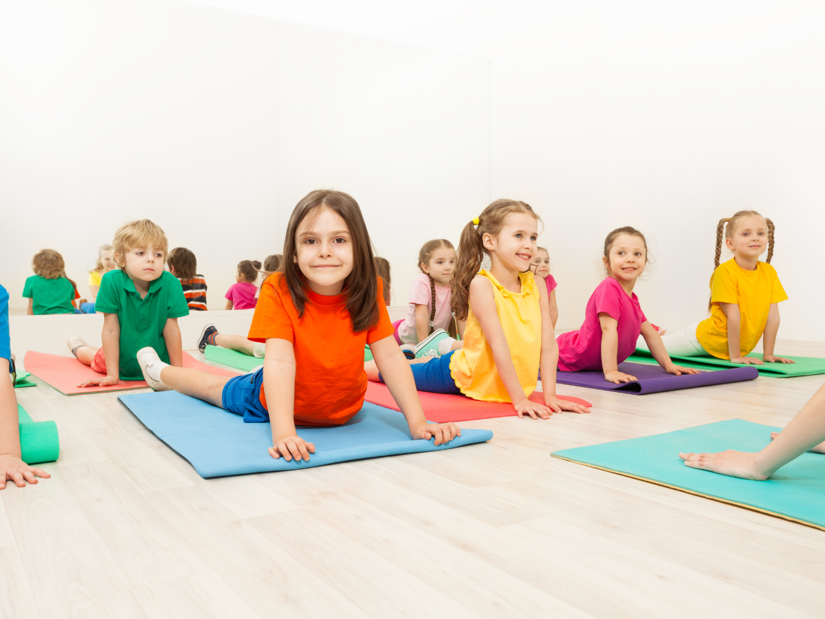 enfant à l'école faisant du yoga